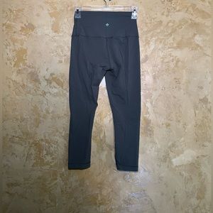 Lululemon short Army Green Leggings fits a size 0 or 2 last pic shows true color